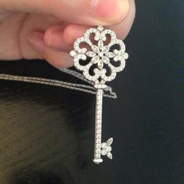 TIF5248661 diamond primrose key pendant 2 inches
