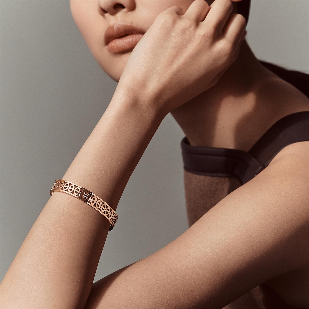 AMS-H222404B 10mm opening bright gold Japanese character bracelet