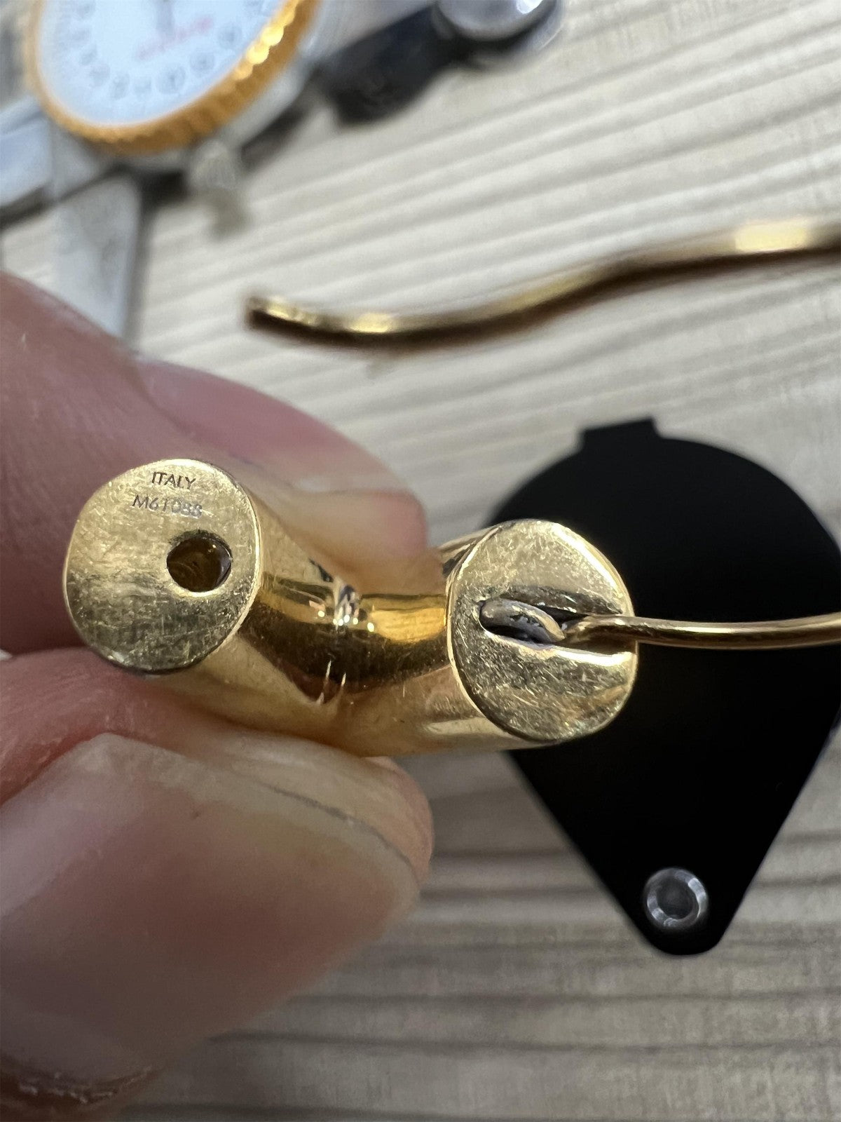LV-M61088 Letter V light gold earrings guest version