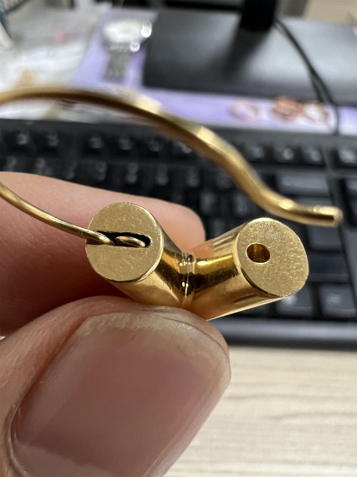LV-M61088 Letter V light gold earrings guest version