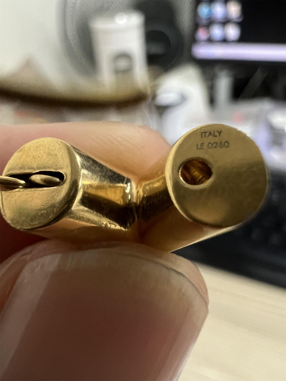 LV-M61088 Letter V light gold earrings guest version