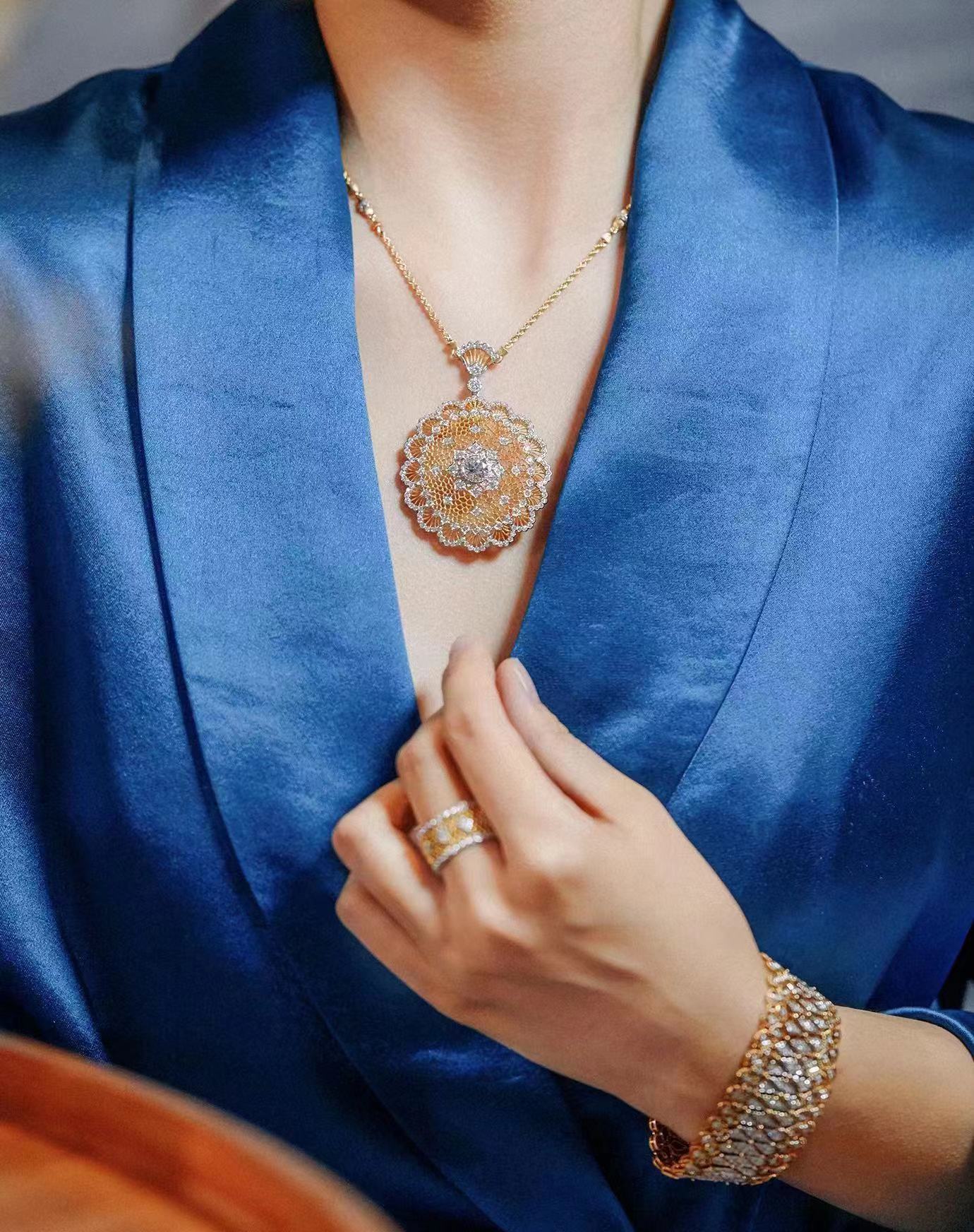 BQLT-PEN186844 Lace Honeycomb Water Wave Lace Surround Stone Color Tie Chain Pendant Necklace