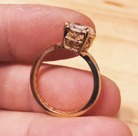 KLX-UN541186 cross ring (main stone 7.02x6.80x4.61mm)