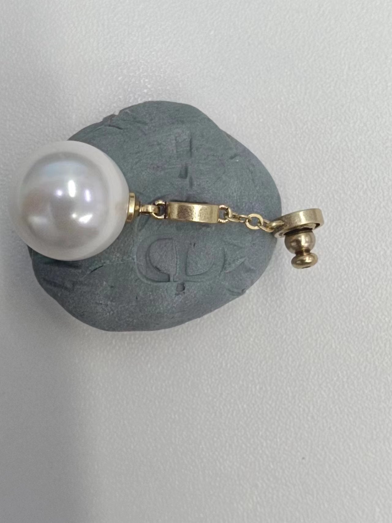 DIOR-4158412 客版CD光金字母双珍珠耳钉 大珍珠14mm