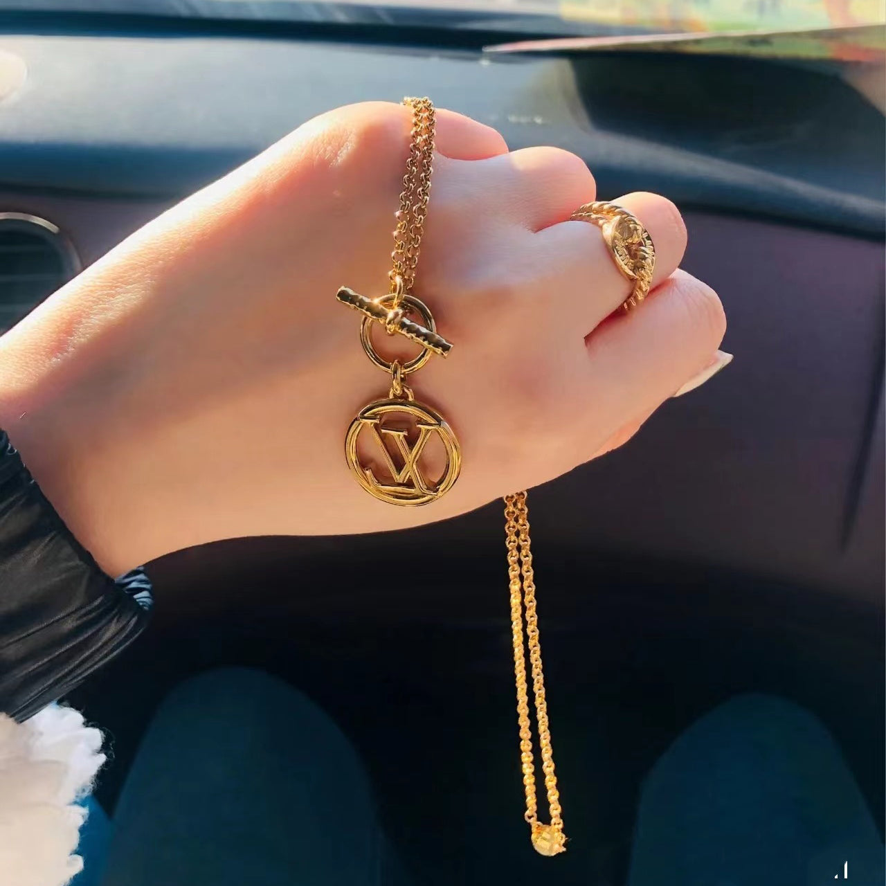 LV-M00598 light gold Q-shaped LV ring LOGO necklace