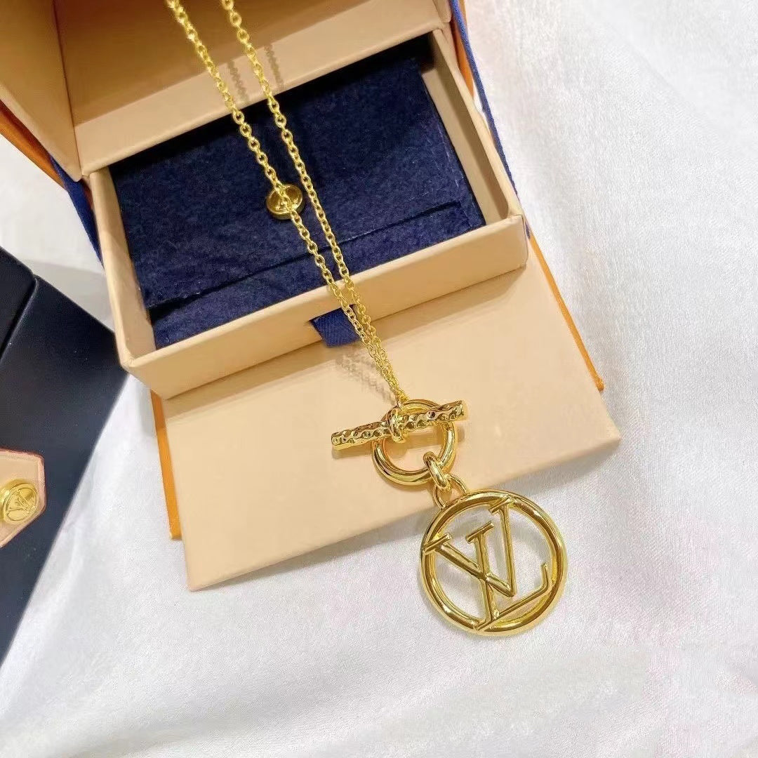 LV-M00598 light gold Q-shaped LV ring LOGO necklace