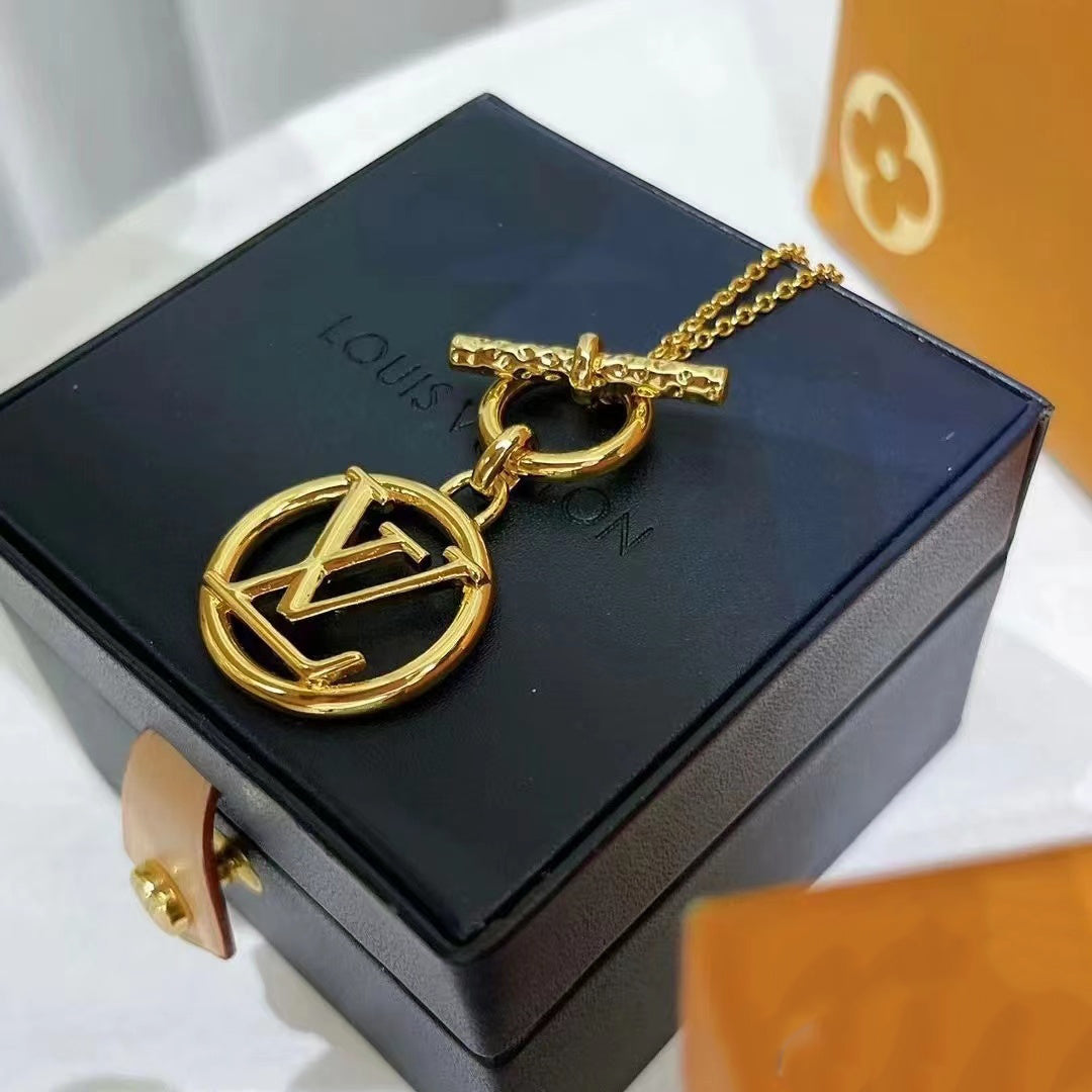 LV-M00598 light gold Q-shaped LV ring LOGO necklace