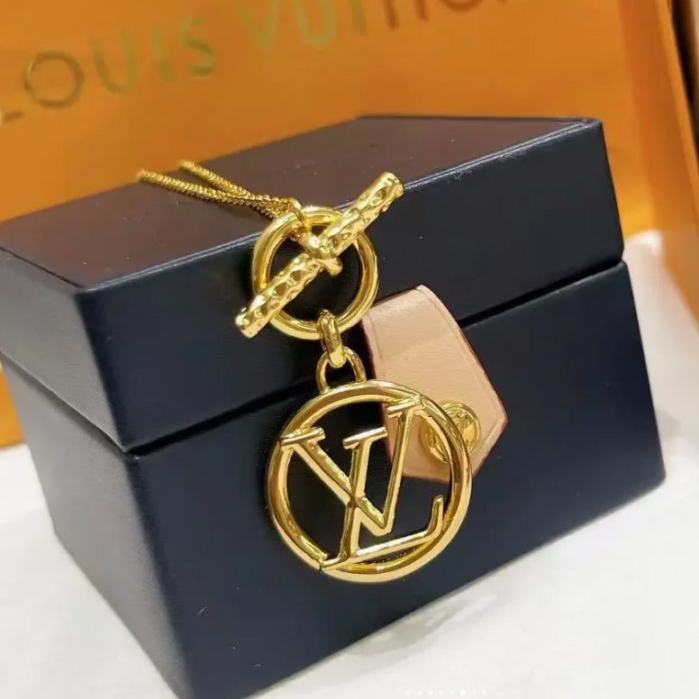 LV-M00598 light gold Q-shaped LV ring LOGO necklace