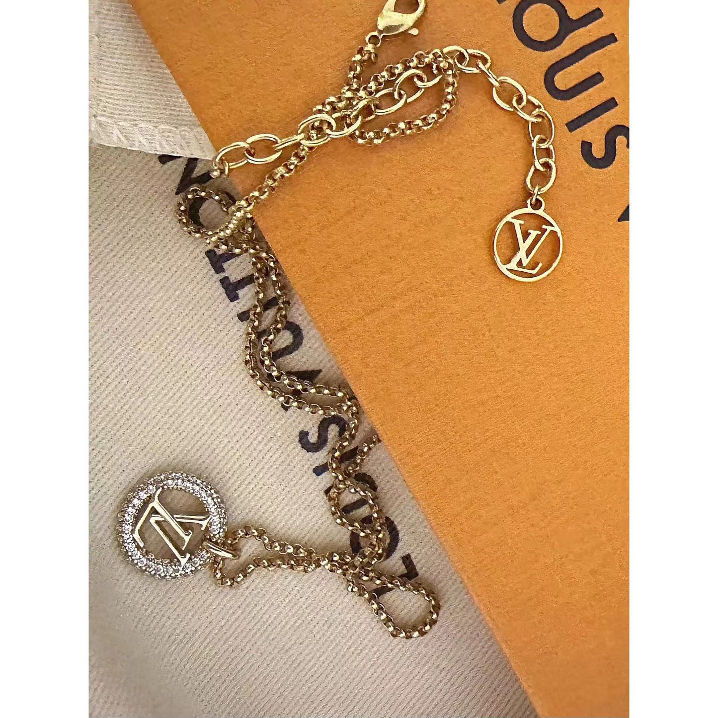 LV-M00759 full diamond LVLOGO round pendant