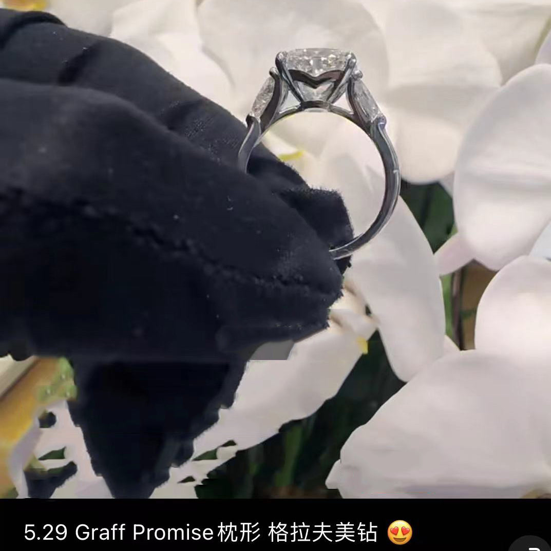 GLF-GR25839枕形主钻搭两梨形小钻直臂戒