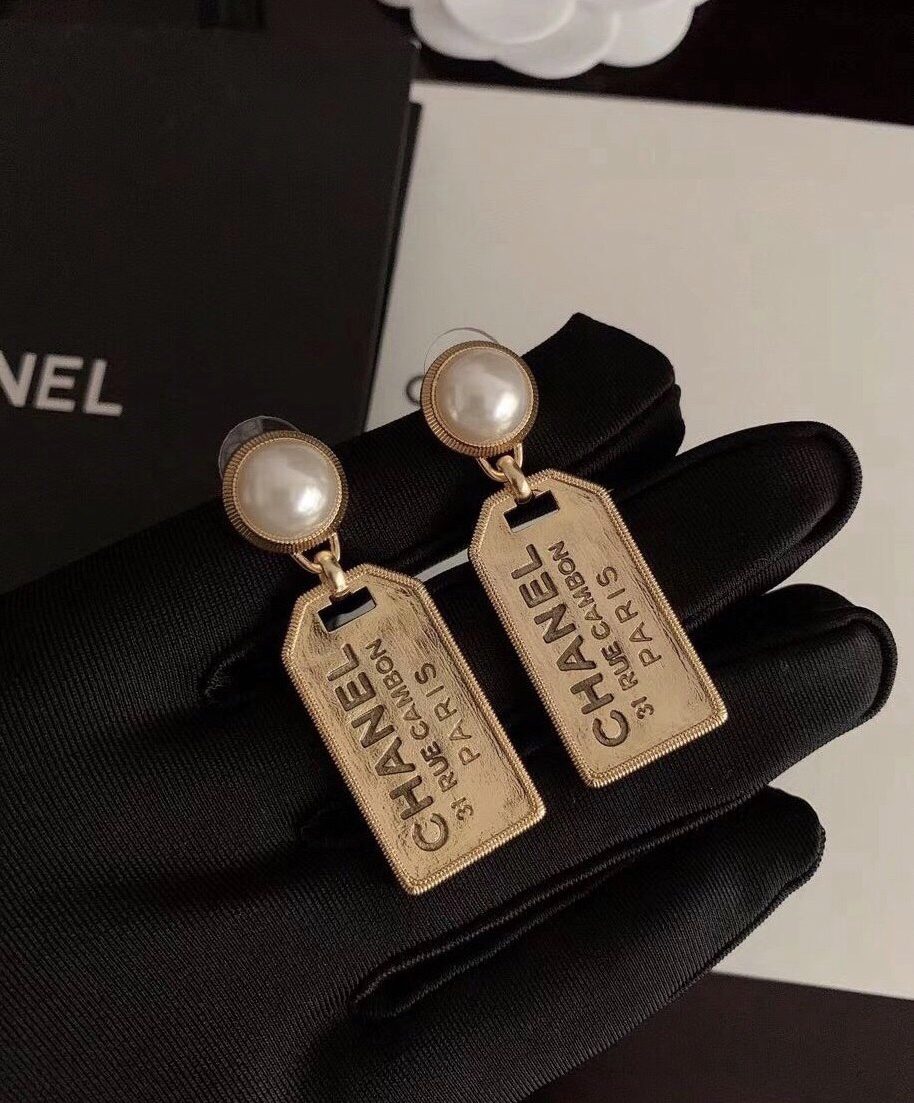 XNE-J15548 letter pearl earrings