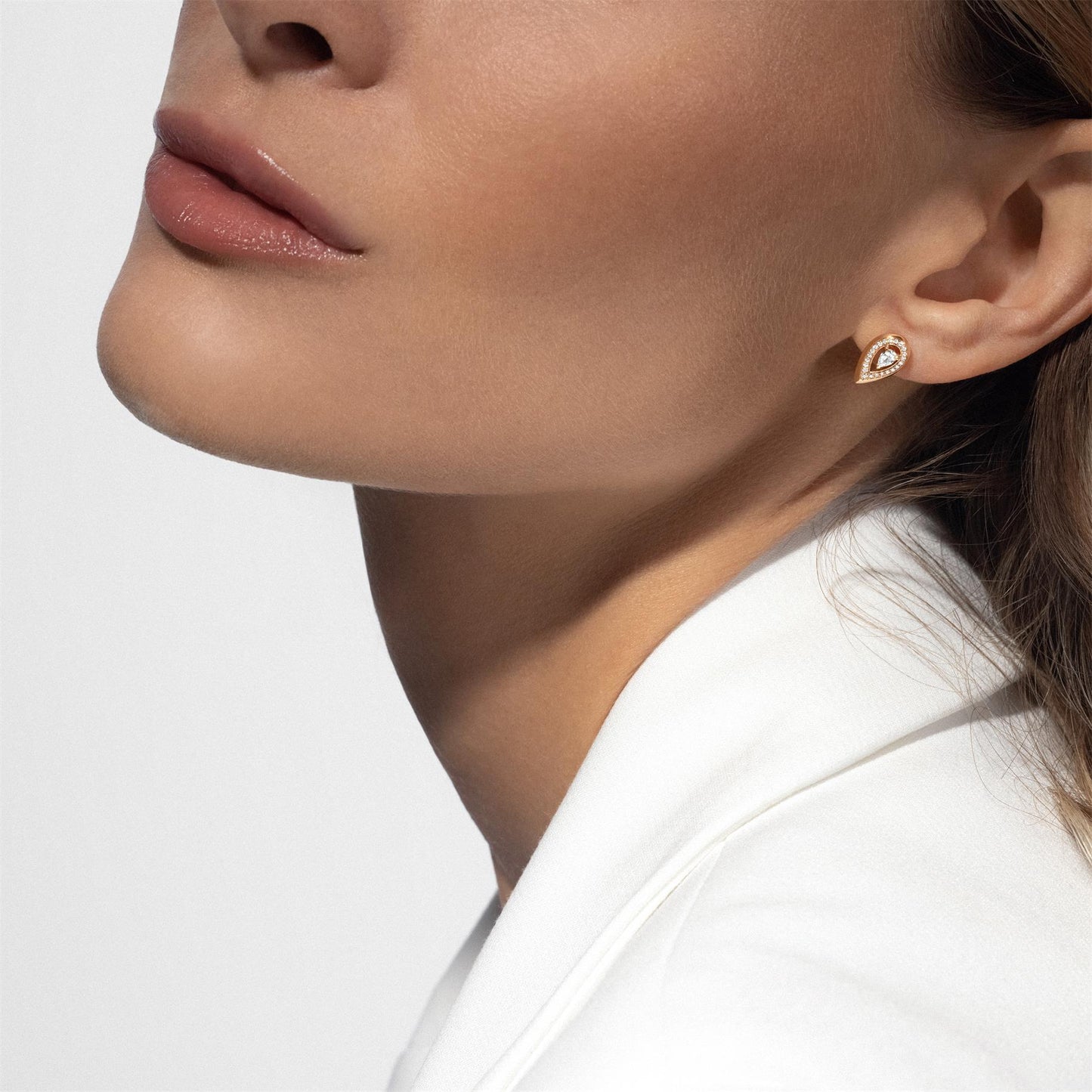 MSK-12809 pear-shaped diamond surrounding stone earrings