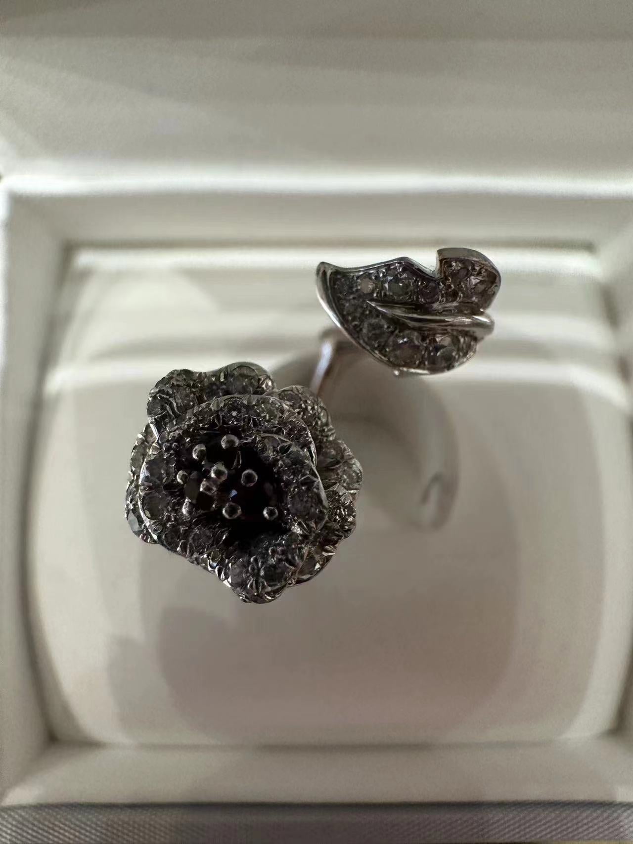 DA-JBAG94049三颗红宝玫瑰花开口电黑戒指