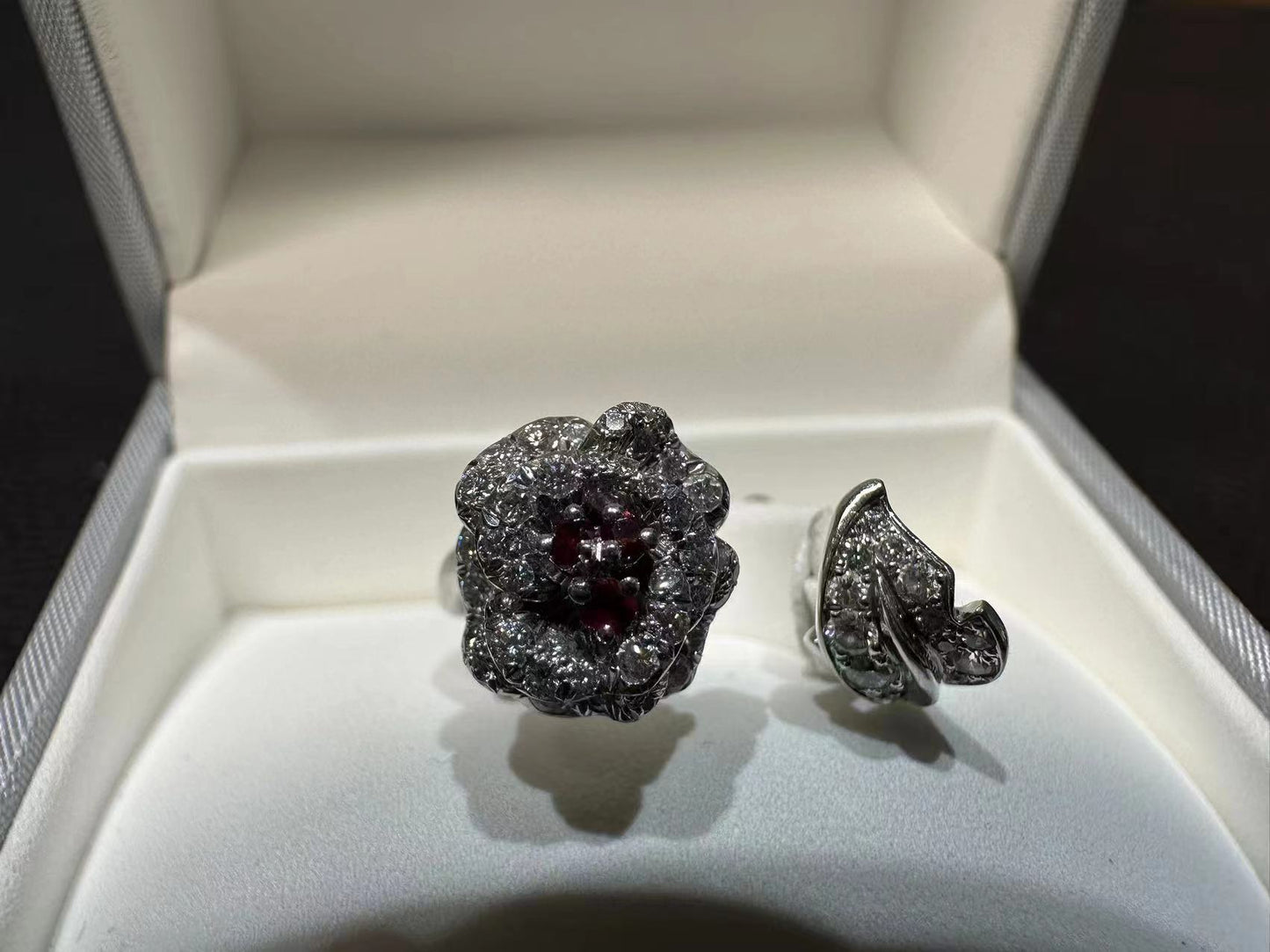 DA-JBAG94049三颗红宝玫瑰花开口电黑戒指