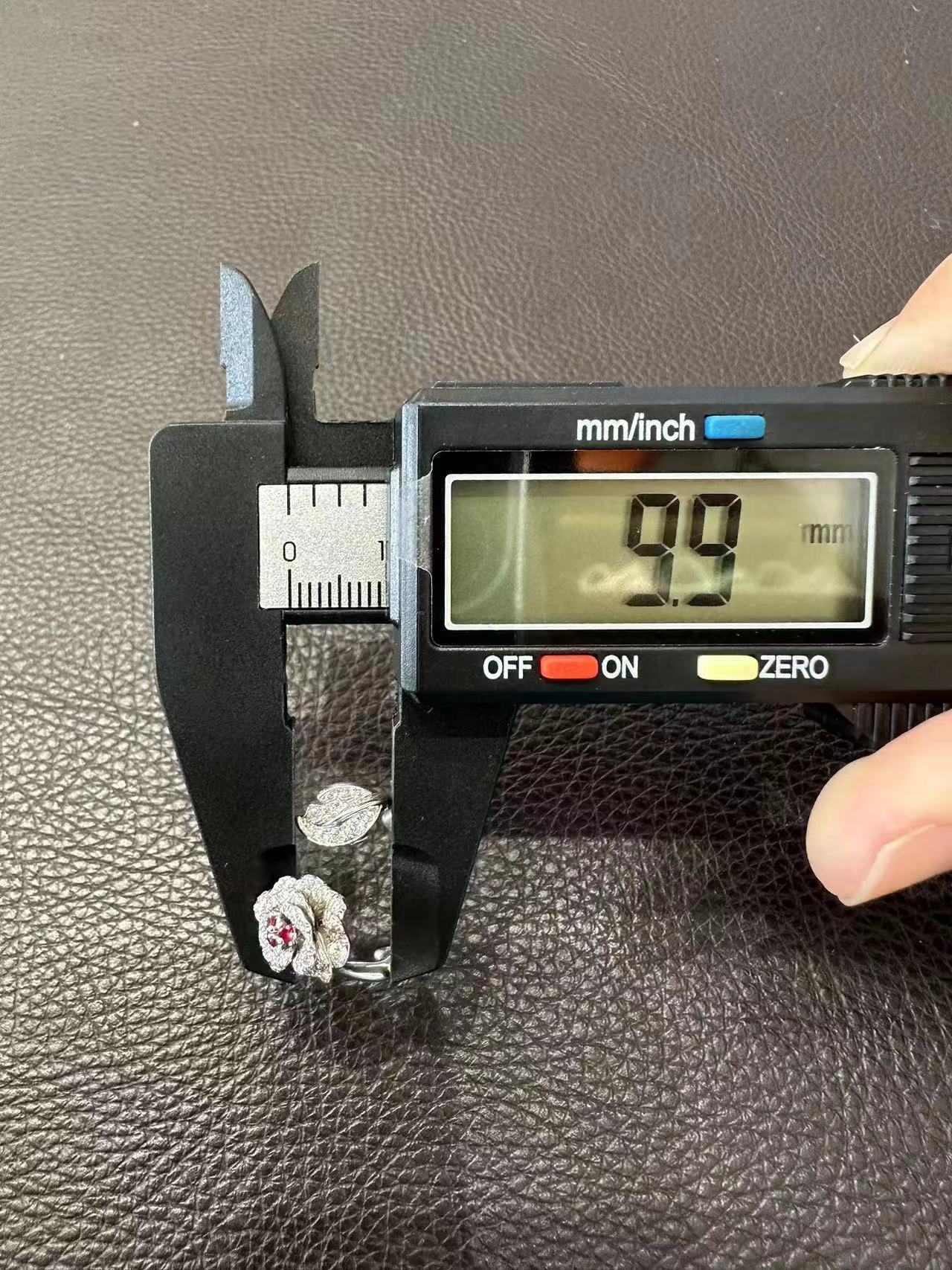 DA-JBAG94049三颗红宝玫瑰花开口电黑戒指