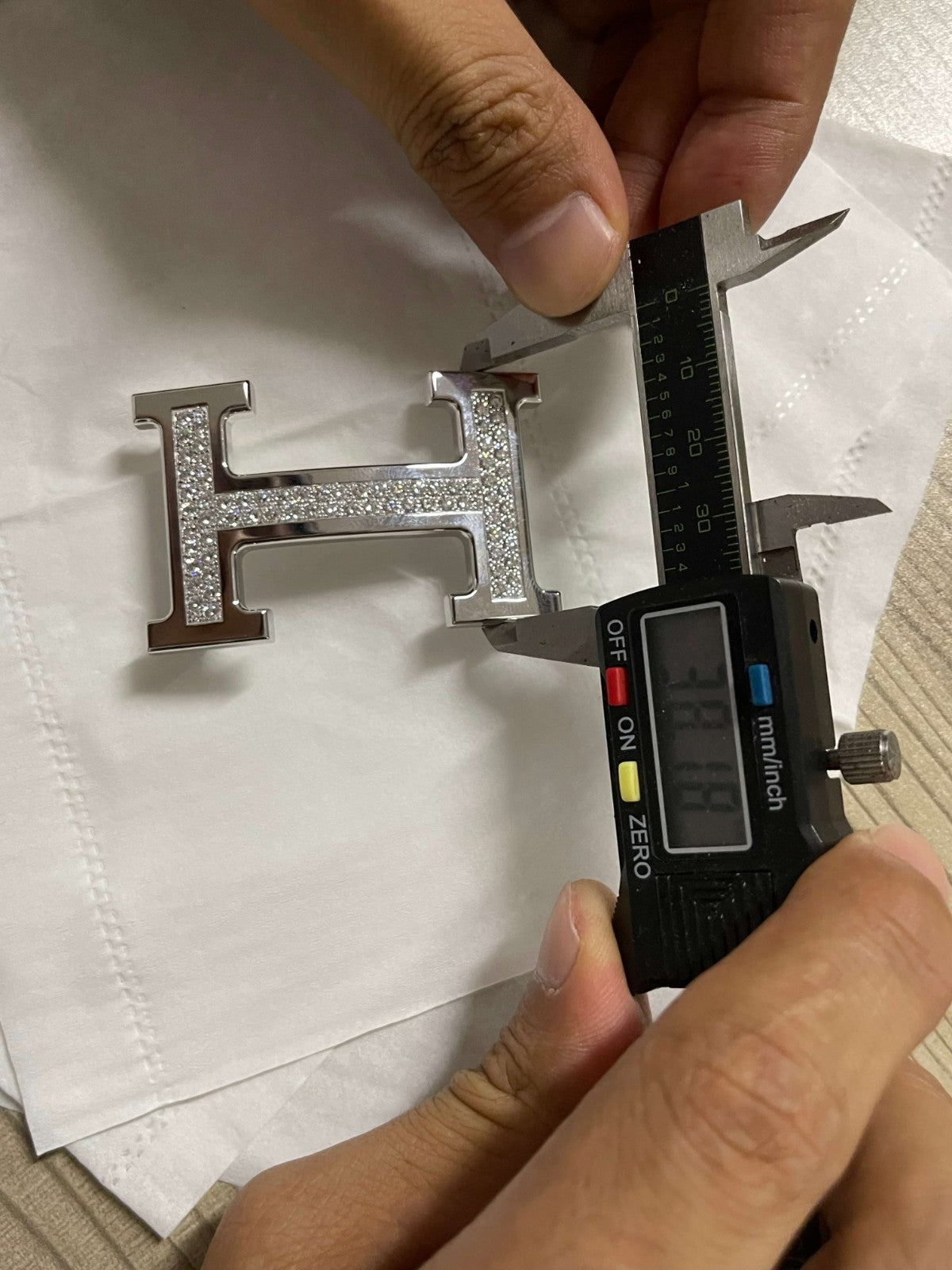 AMS-H18G0015 middle dense diamond H belt buckle