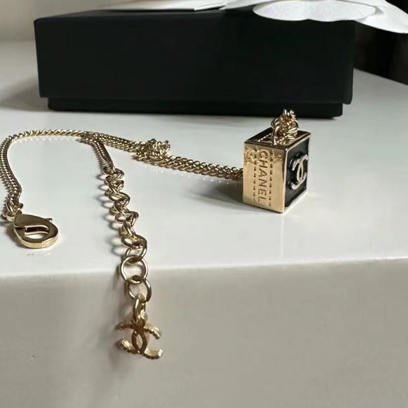 XNE-J31152 17.8MM square double C paint pendant