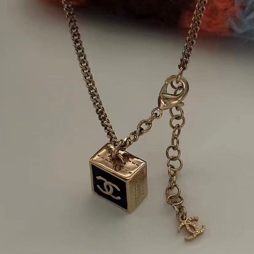 XNE-J31152 17.8MM square double C paint pendant