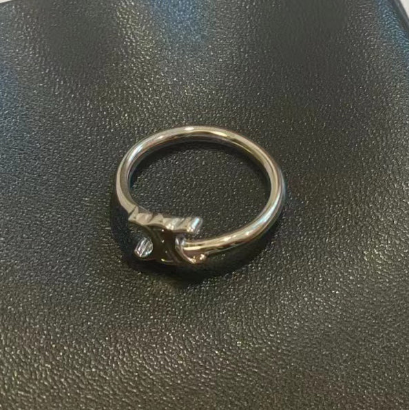 CL-460PP6BARA light gold double c letter twist arm ring