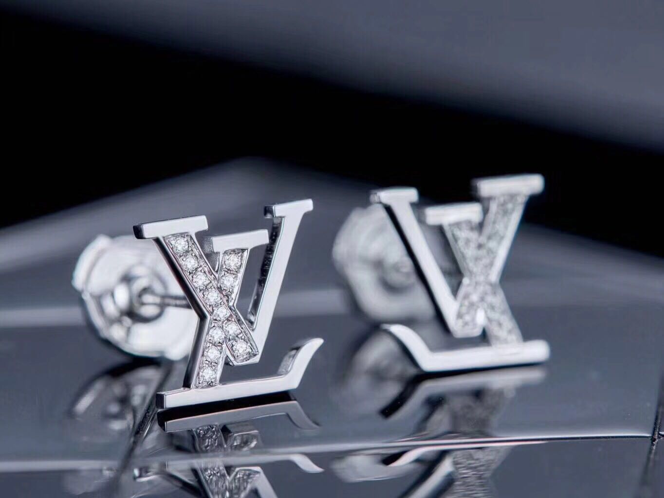 LV-M13347 9mm wide letter logo half-diamond stud earrings