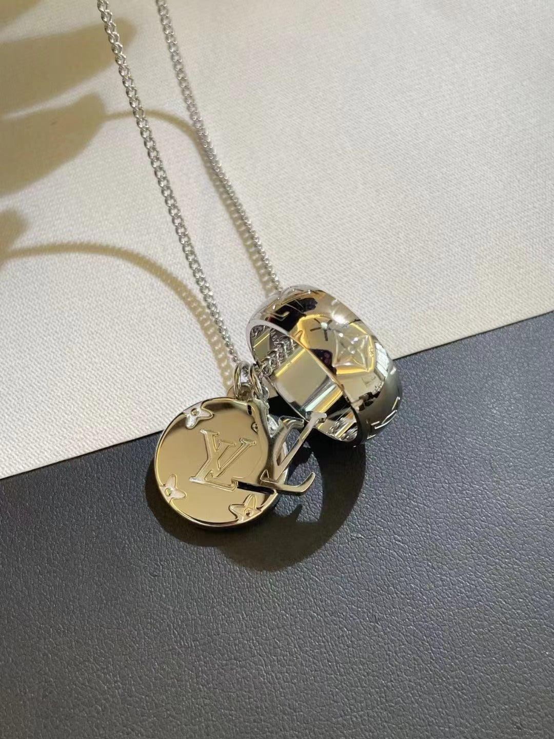 LV-M62485 Letter LV round plate circle LOGO standard combination pendant