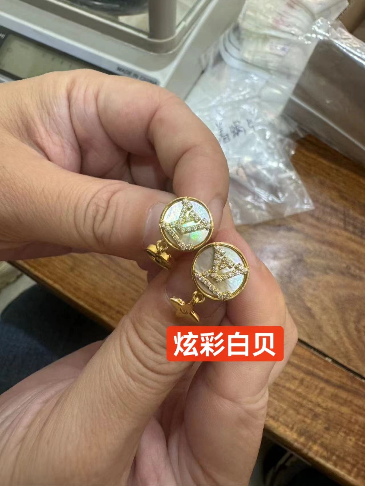 LV-M75404 letters LV round agate earrings