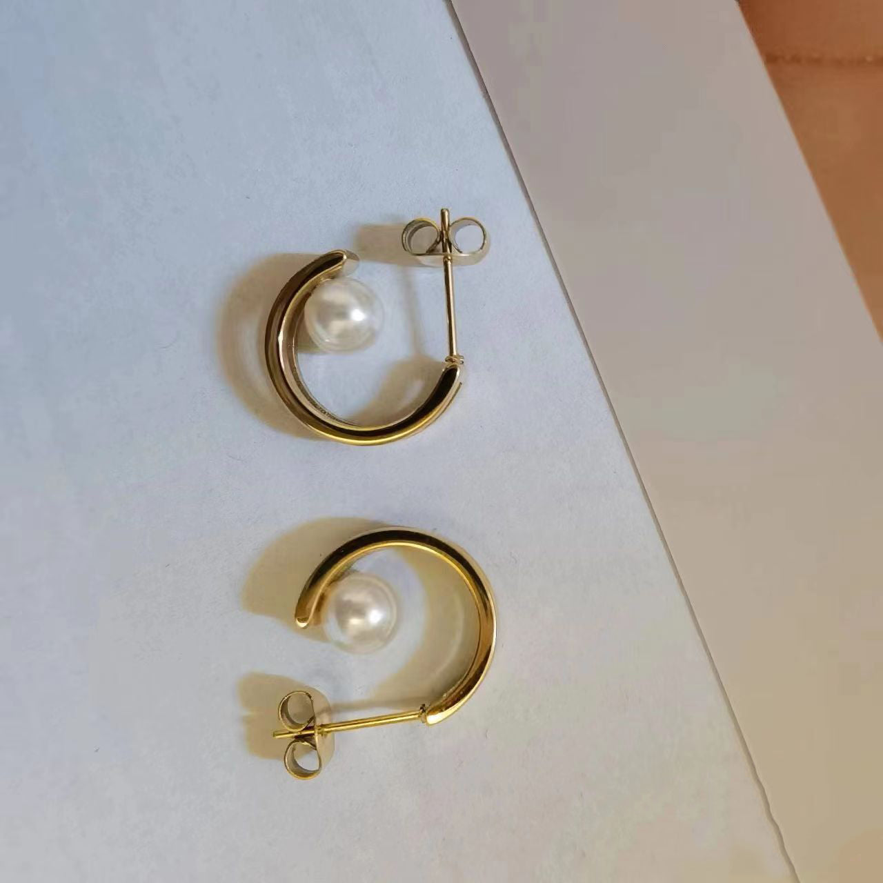 YMB-PE-1723PK pearl 5mm C-shaped stud earrings
