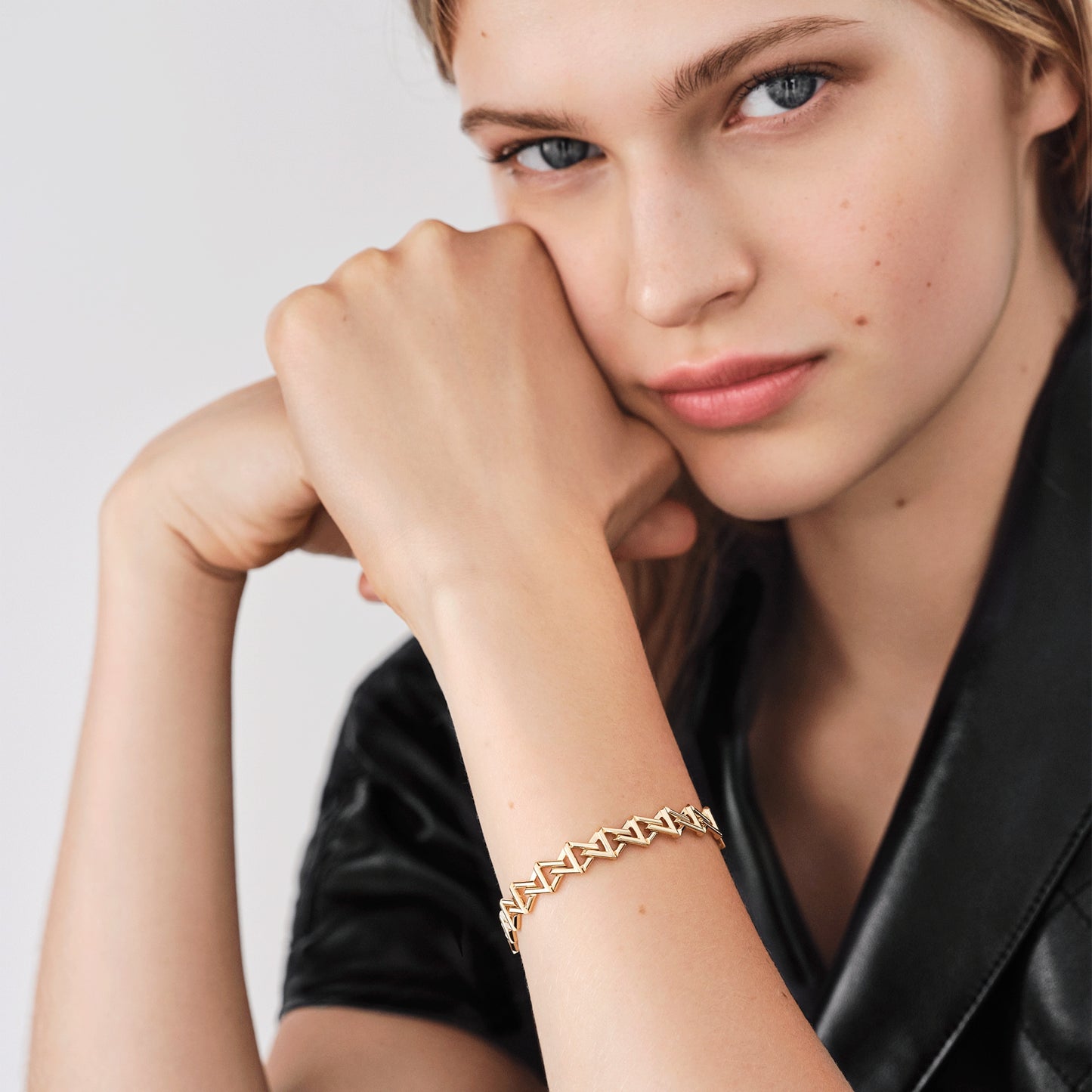 LV-Q95972 8mm wide light gold letter V bracelet
