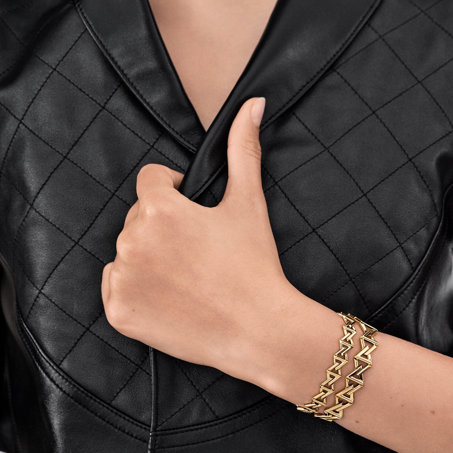 LV-Q95972 8mm wide light gold letter V bracelet