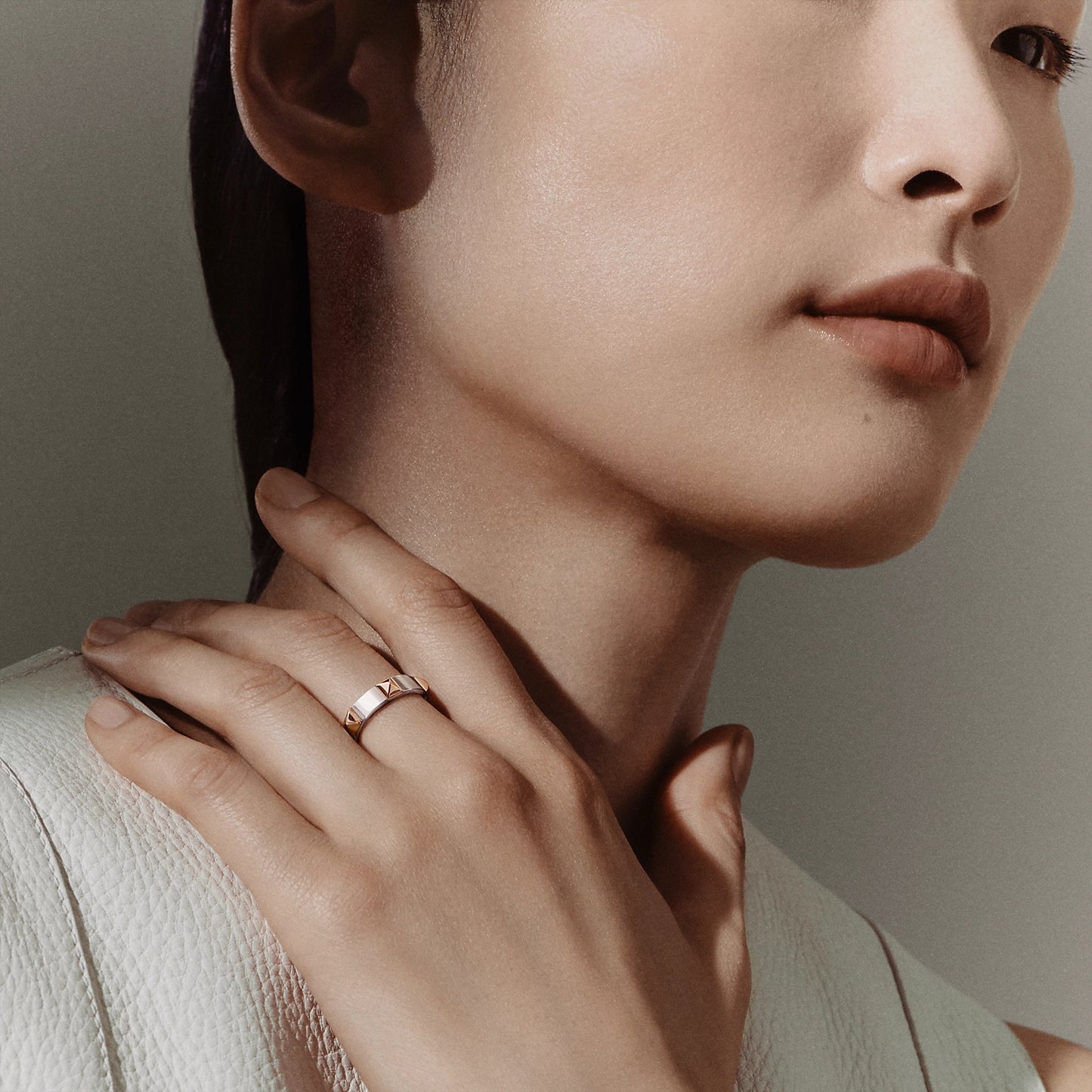 AMS-H123646B 4mm wide light gold pyramid ring