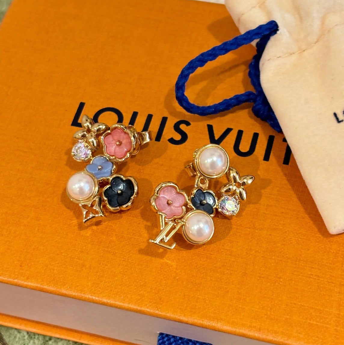 LV-M01642梅花搭LOGO耳环