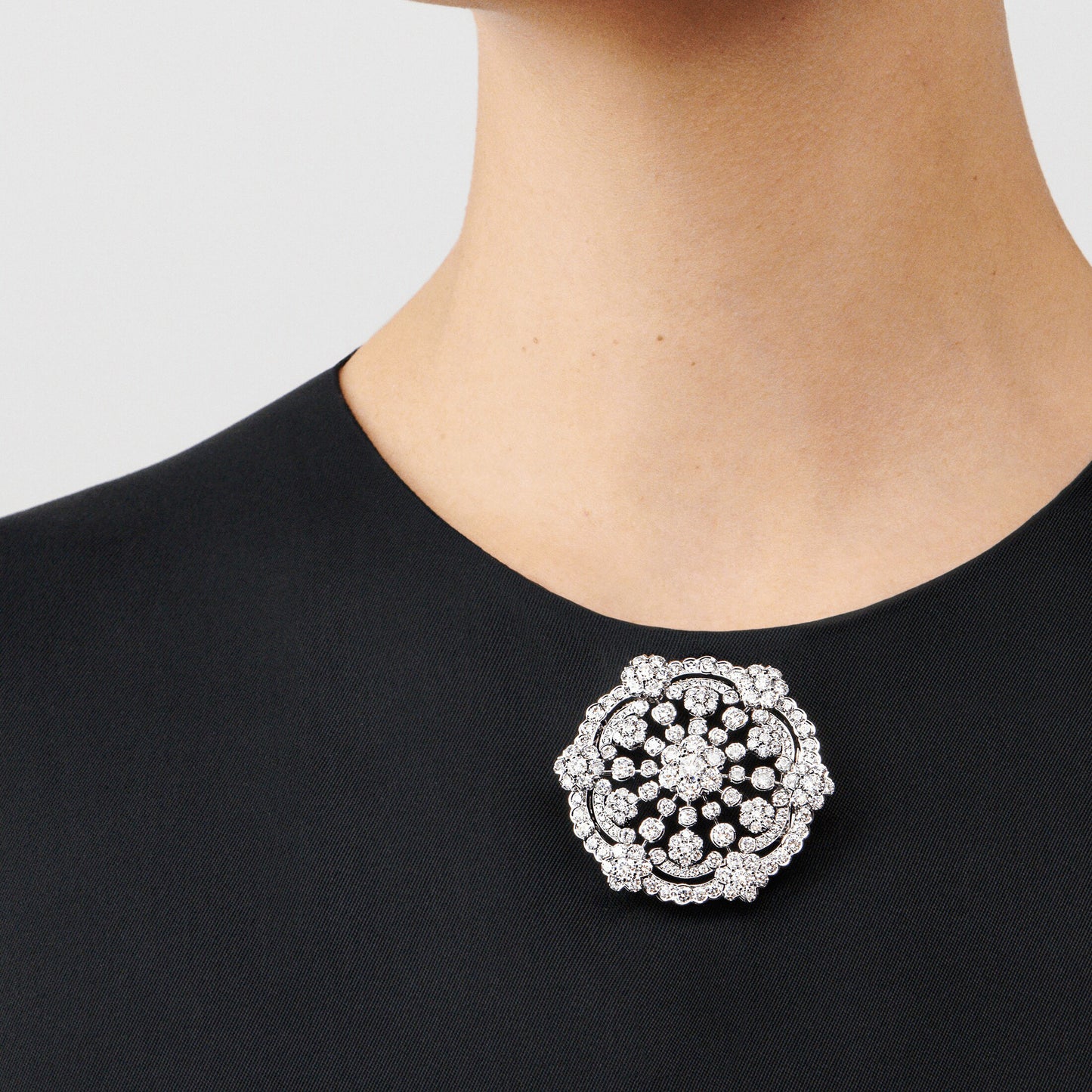 VCARP39900 six-circle one-flower brooch pendant