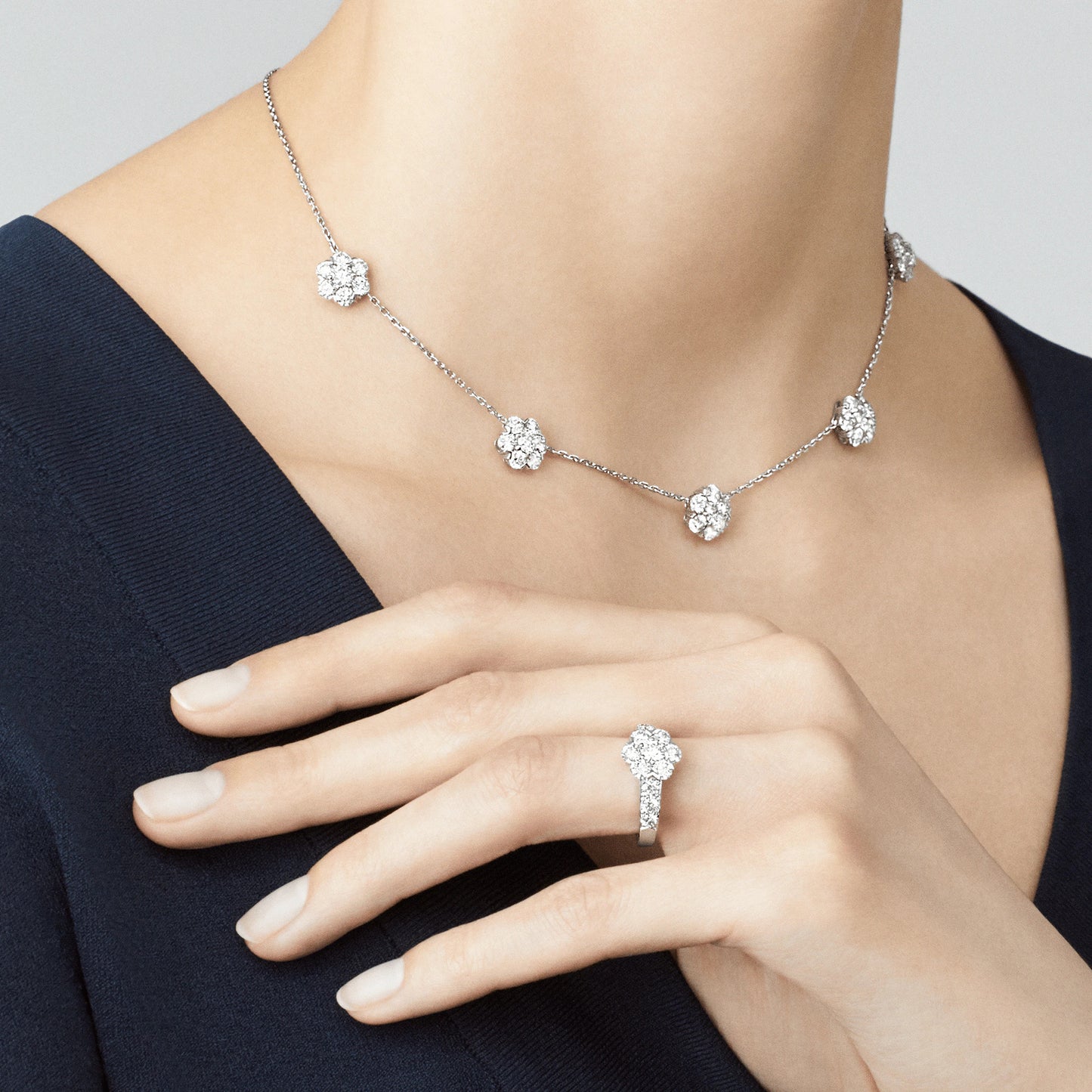 VCARA47600 About 10mm large V-shaped snowflake six claws, six circumferences and one 5 flower necklace
