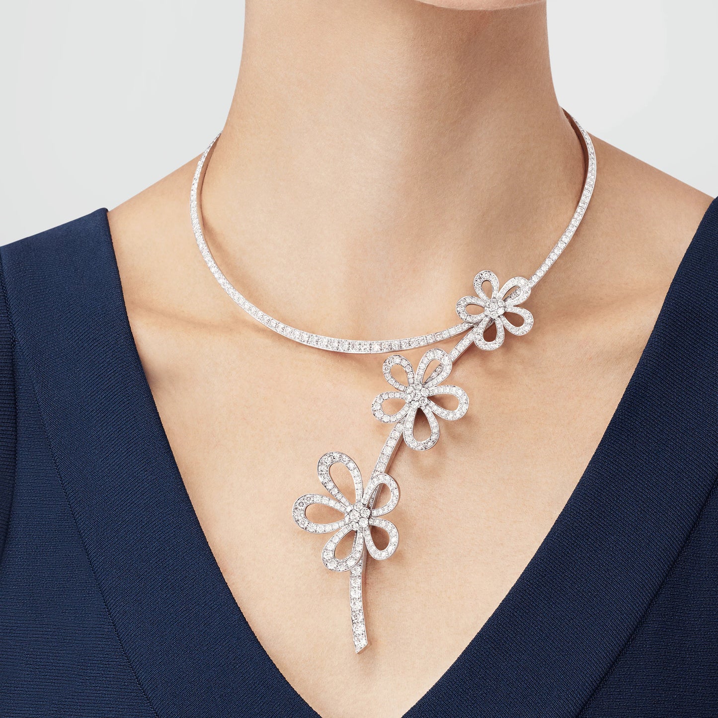 VCARP05000 five-leaf flower diamond necklace