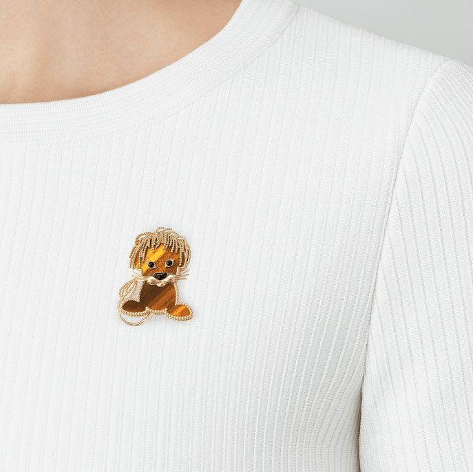 VCARP2AQ00 lion bead brooch
