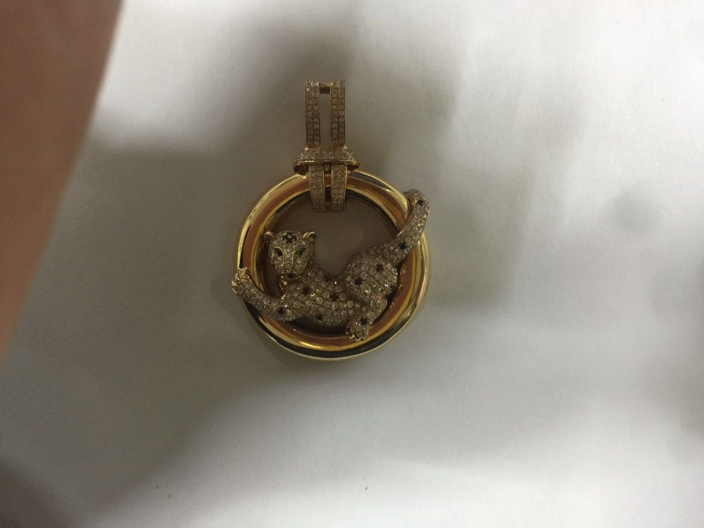 KDY-N4007236 Holding circle half diamond leopard circle guest version leopard lying on the inside of the circle ring lying leopard pendant