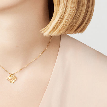 VCARO1IF00 20mm pleated four-leaf clover tethered chain pendant
