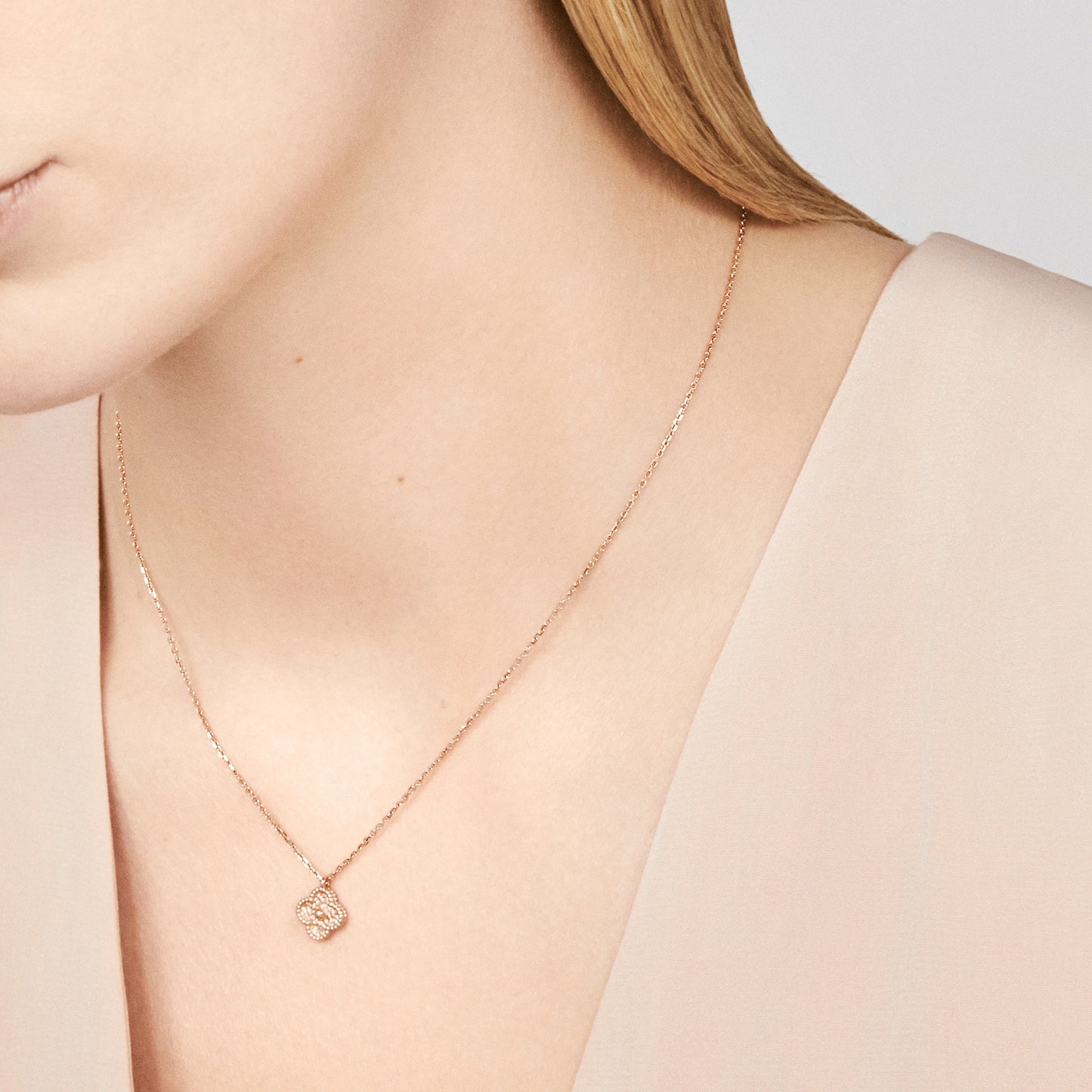 VCARO8DF00 9mm four-leaf clover wrinkle pendant