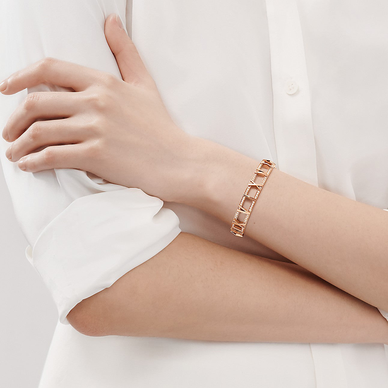 TIF46767864 diamond hollow Roman font bracelet