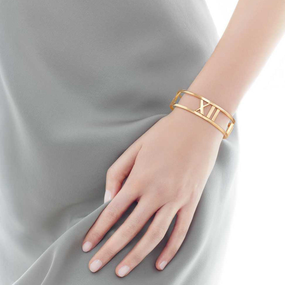 TIF50922847 Roman font light gold open hinged bracelet