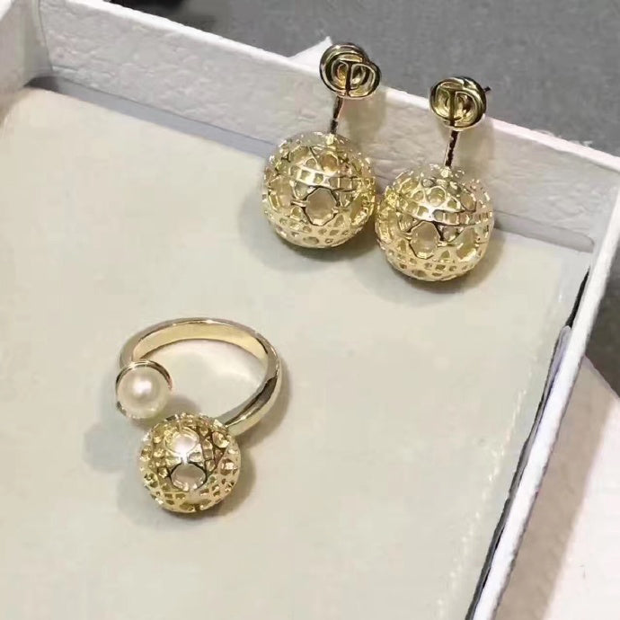DA-E0375SCNMT字母圆球耳钉（主石13MM）