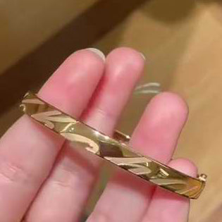 XB-857940-5100 letter light gold bracelet