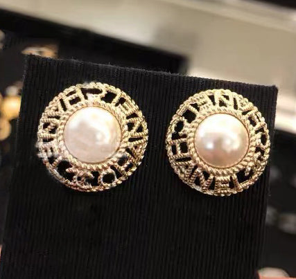 XNE-J26285 Letter Twisted Rope Pearl Stud Earrings Pearl 9mm