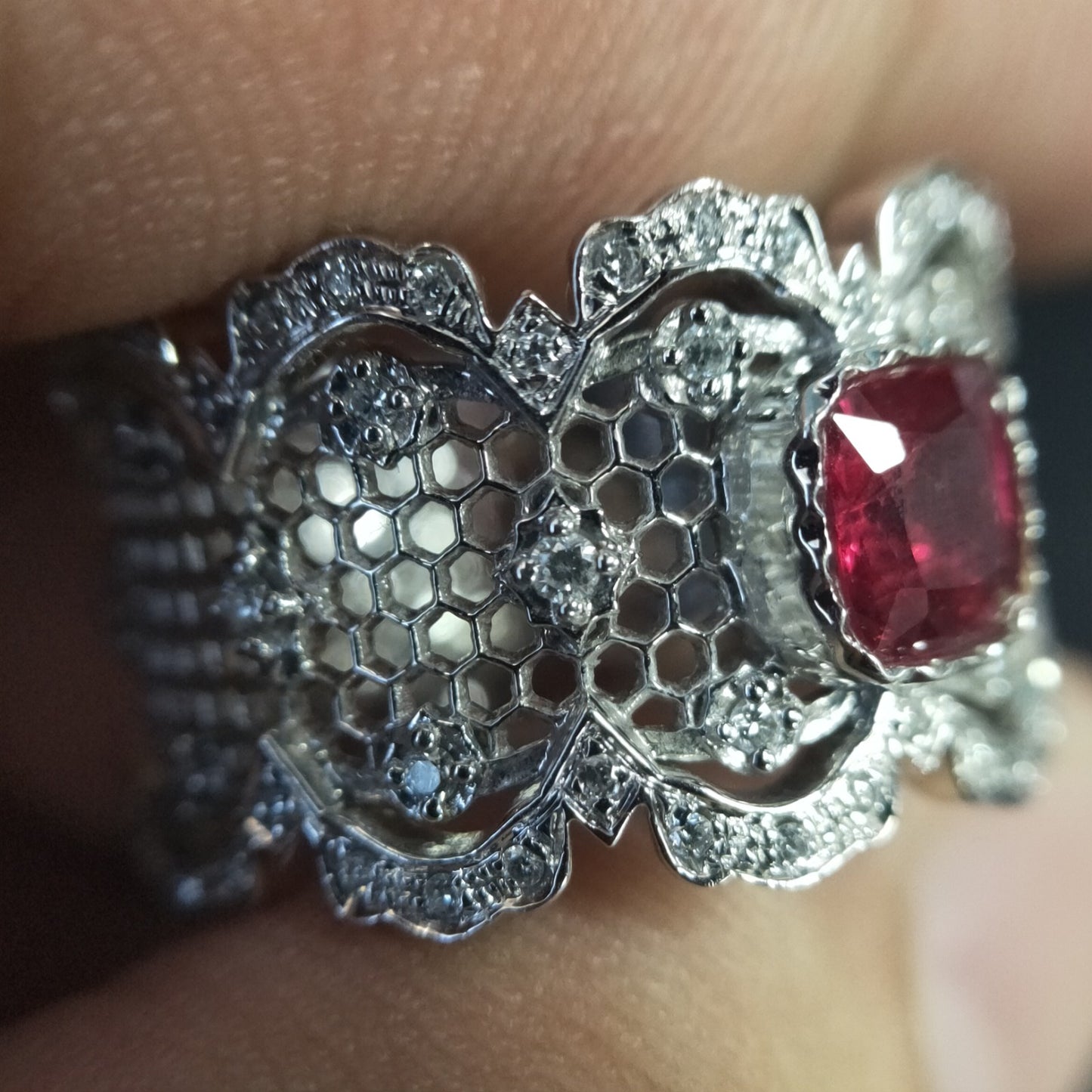 BQLT-JZ771161 13mm Ruby Honeycomb Hollow Lace Ring Custom Edition