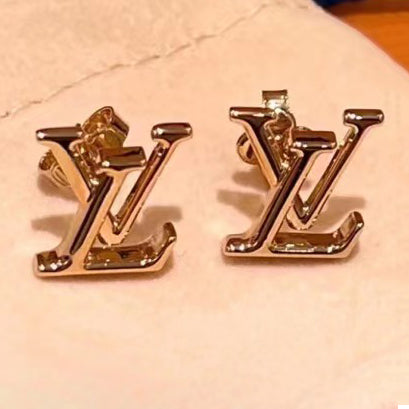 LV-M00743光金字母耳钉