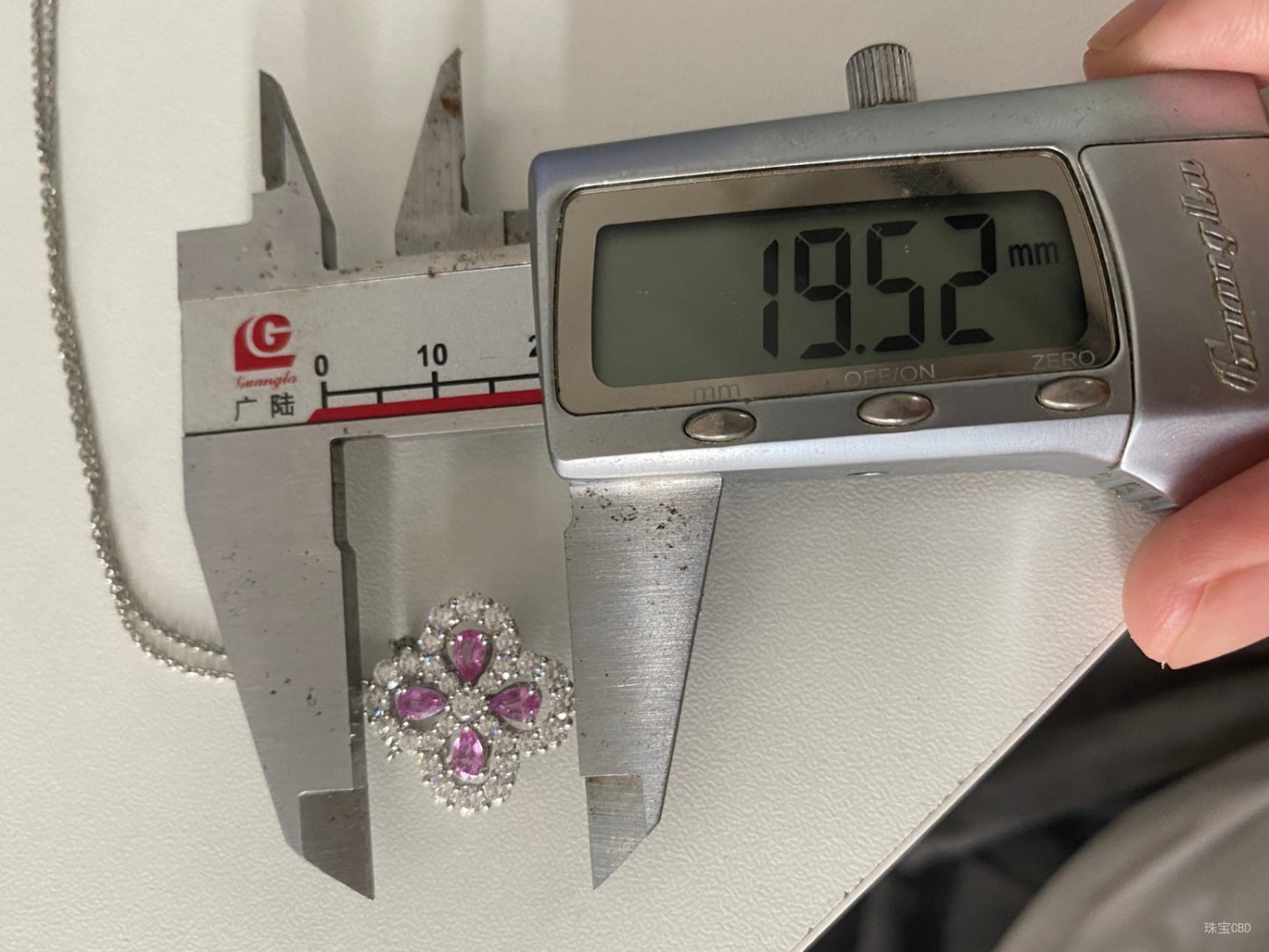HW-PED89068彩宝款19.5mm宽围石四叶草栓链吊坠客版
