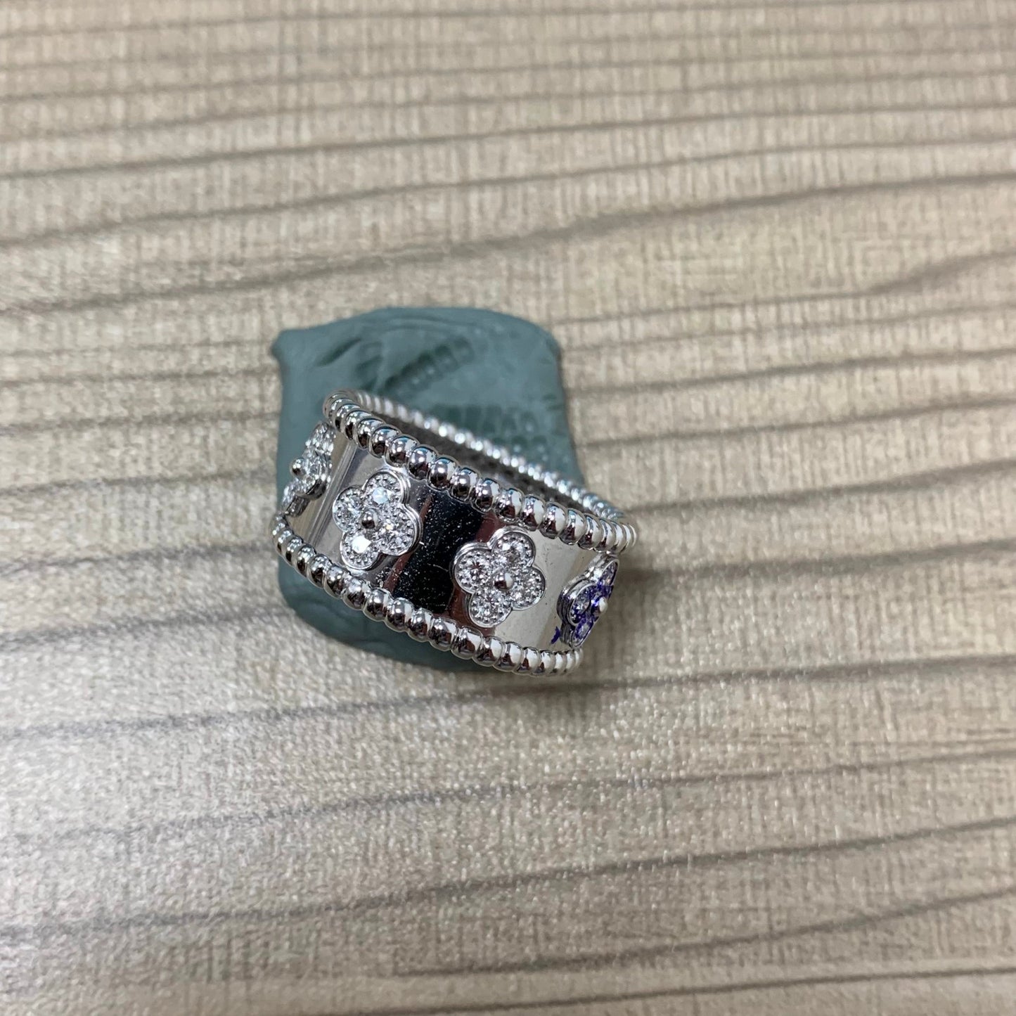 VCARO9LN00中号珠珠梅花戒指13#客版