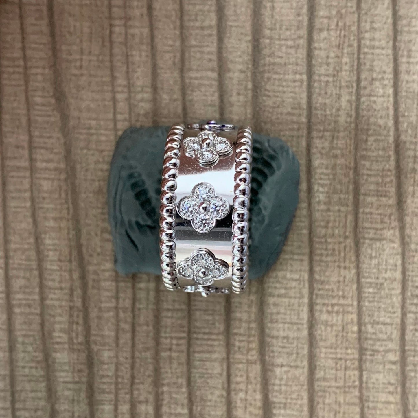 VCARO9LN00中号珠珠梅花戒指13#客版