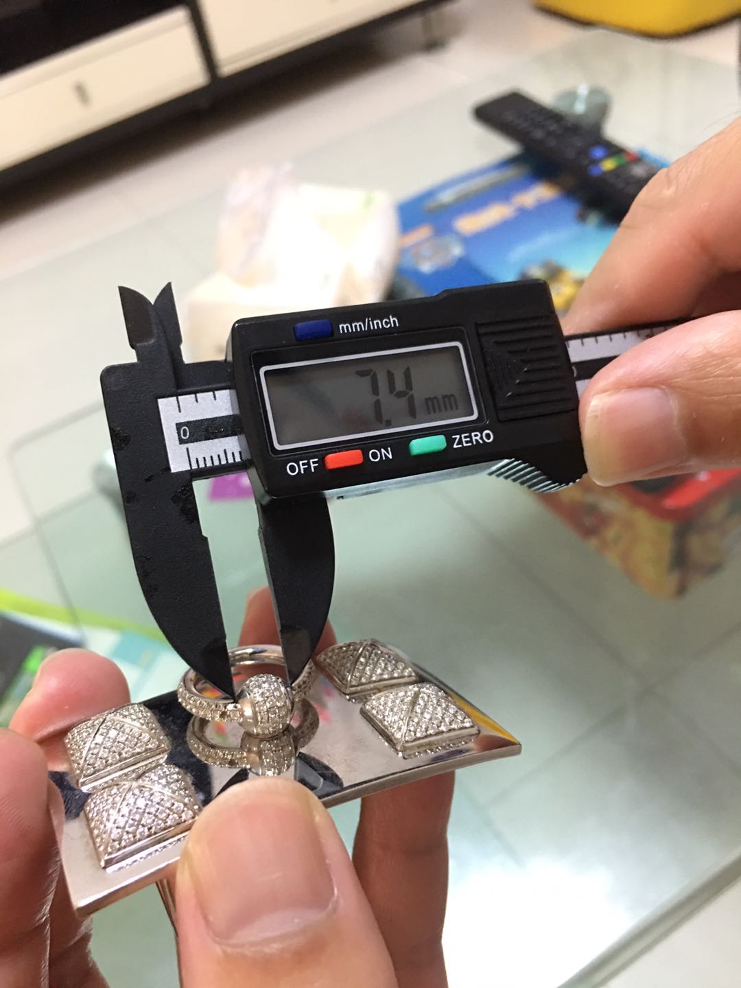 爱H仕-H189985T四座金字塔半钻皮带扣 客版