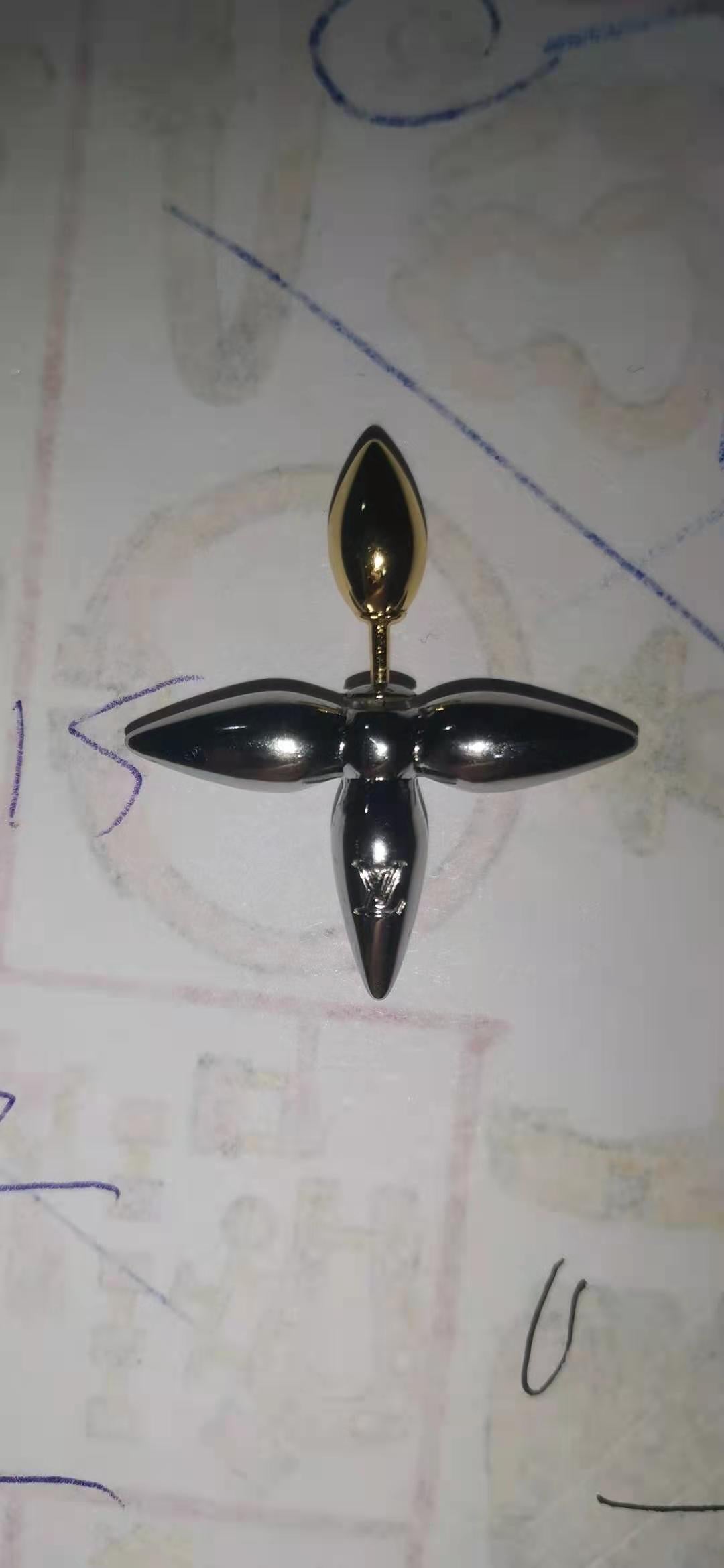 LV-M80268尖锥版飞标四角尖头分色耳钉